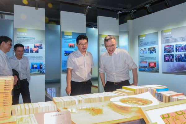 中国科学院院士、香港理工大学校长滕锦光一行来访太阳官网